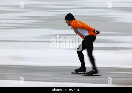 Pays-bas, Marken, appelé lac Gouwzee, partie de l'IJsselmeer. L'hiver. L'homme le patinage sur glace Banque D'Images