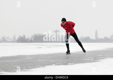 Aux Pays-Bas, les lacs de Loosdrecht, appelé Loosdrechtse Plassen. L'hiver. L'homme le patinage sur glace Banque D'Images