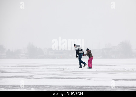 Aux Pays-Bas, les lacs de Loosdrecht, appelé Loosdrechtse Plassen. L'hiver. Le patinage sur glace. Père et fils. Banque D'Images