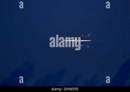 France, l'homme, en aviron skiff skiff ou. Une seule personne propulse le bateau avec deux rames. Aerial Banque D'Images