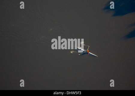 France, l'homme, en aviron skiff skiff ou. Une seule personne propulse le bateau avec deux rames. Aerial Banque D'Images