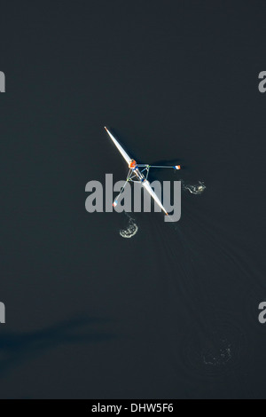 France, l'homme, en aviron skiff skiff ou. Une seule personne propulse le bateau avec deux rames. Aerial Banque D'Images