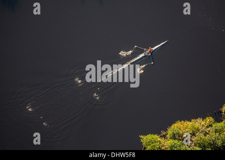 France, l'homme, en aviron skiff skiff ou. Une seule personne propulse le bateau avec deux rames. Aerial Banque D'Images