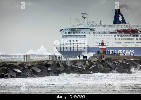 Pays-bas, IJmuiden, DFDS ferry de Newcastle arrive lors de fortes stoL sur la mer du Nord. Les gens à pied on jetty Banque D'Images