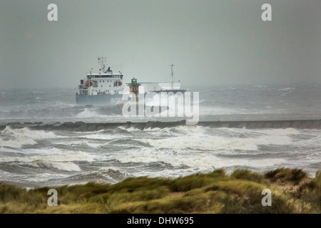 Pays-bas, IJmuiden, DFDS ferry pour quitter le port de Newcastle pour la mer du Nord Banque D'Images