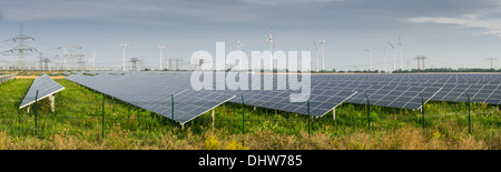 Champs de panneaux solaires et éoliennes près de Berlin Banque D'Images