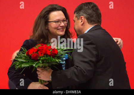 Leipzig, Allemagne. 15 nov., 2013. Le président du SPD, Sigmar Gabriel, félicite le secrétaire général revoted Andrea Nahles à la conférence du parti à Leipzig, Allemagne, 15 novembre 2013. La conférence dure jusqu'au 16 novembre. Photo : Hannibal/dpa/Alamy Live News Banque D'Images