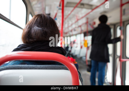 Les transports en série - prendre un tram vous rendre au travail ou à l'école (tons de couleur peu profondes ; image DOF) Banque D'Images