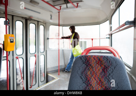 Les transports en série - prendre un tram vous rendre au travail ou à l'école (tons de couleur peu profondes ; image DOF) Banque D'Images