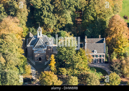 Pays-bas, 's-Graveland, Église réformée hollandaise à partir de 1656 et de la Chambre du ministre. Vue aérienne. L'automne Banque D'Images