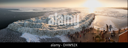 Pays-bas, Marken, IJsselmeer. L'hiver. Vue du phare "Het Paard". Les personnes à la recherche de glaces dérivantes Aerial View Banque D'Images