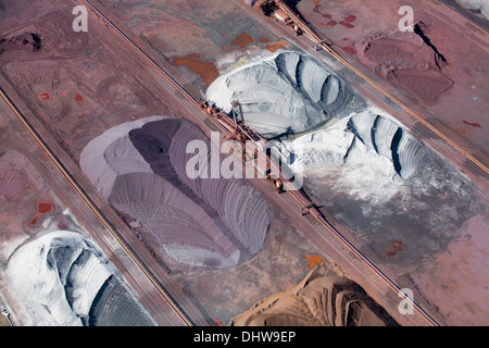 Pays-bas, Rotterdam, Port, Port, stockage de minerai brut. Aerial Banque D'Images