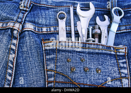 Ensemble d'outils en poche de jean bleu. Banque D'Images
