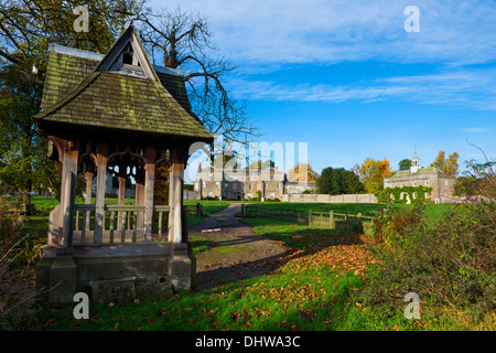 Soleil d'automne sur la 16e siècle Morville Hall, The Dower House et lych gate de St Gregory's Church, près de Bridgnorth, Shropshire. Banque D'Images