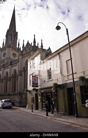 Saracens Head Tavern Pub Bar et Saint Michaels church à Bath Somerset England UK Banque D'Images