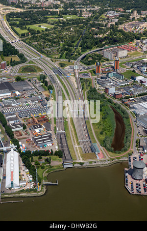 Pays-bas, Rotterdam, l'autoroute A4 dans le tunnel Benelux passant rivière appelée Nieuwe Maas. Aerial Banque D'Images