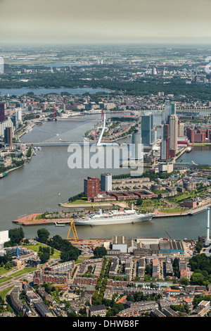 Pays-bas, Rotterdam, vue sur le centre-ville. Premier plan bateau historique appelé MS Rotterdam. Aerial Banque D'Images