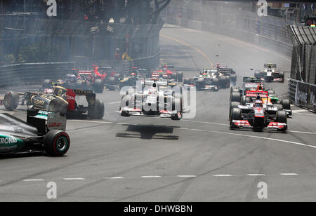 Crash de début avec Romain Grosjean dans le Lotus F1 Team après une collision avec Michael Schumacher au Formule 1 Mercedes saison 2012 - F1 Grand Prix de Monaco, tenu au Circuit de Monaco - Monte Carlo, Monaco - 27.05.12 Banque D'Images