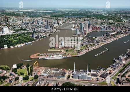 Pays-bas, Rotterdam, vue sur le centre-ville. Premier plan bateau historique appelé MS Rotterdam. Aerial Banque D'Images