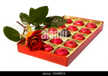 Roses rouges et jaunes et une boîte de chocolats Banque D'Images