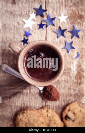 Image aux couleurs, chocolat, cacao, biscuits à la cuillère avec du papier bleu, étoile, fond de bois Banque D'Images