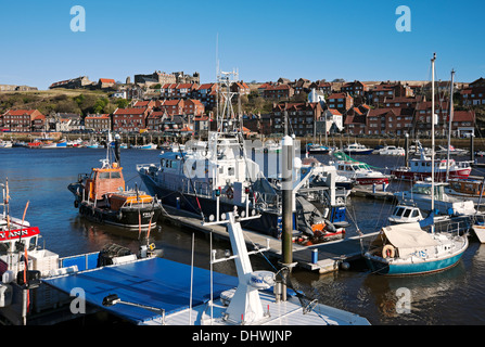 Bateaux bateau dans la station balnéaire portuaire Whitby North Yorkshire Angleterre Royaume-Uni GB Grande-Bretagne Banque D'Images