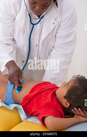 L'AUSCULTATION, enfant Banque D'Images