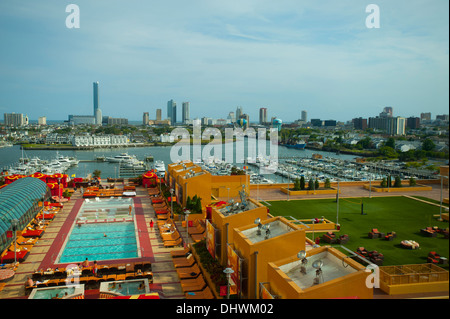 États-unis d'Amérique New Jersey NJ Atlantic City skyline view from the Golden Nugget Hotel and Casino Resort donnant sur la terrasse de la piscine Banque D'Images