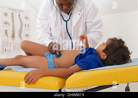 L'AUSCULTATION, enfant Banque D'Images