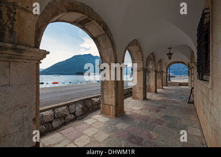 Passage voûté dans la vieille maison de ville Perast, Monténégro Banque D'Images