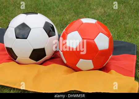 Deux ballons sur un drapeau allemand Banque D'Images