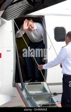 Saba, des Caraïbes. 14 novembre 2013. Maxima la reine et roi Willem-Alexander quitter l'île des Caraïbes de Saba, 14 novembre 2013. Le roi Willem-Alexander et maxima des caraïbes Queen tour partie du Royaume du 12 au 21 novembre. Photo : PRE/ Albert Nieboer/dpa/Alamy Live News Banque D'Images