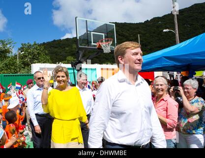 Saba, des Caraïbes. 14 novembre 2013. Maxima la reine et roi Willem-Alexander visiter le Organoponics ferme sur l'île des Caraïbes de Saba, 14 novembre 2013. Le roi Willem-Alexander et maxima des caraïbes Queen tour partie du Royaume du 12 au 21 novembre. Photo : PRE/ Albert Nieboer/dpa/Alamy Live News Banque D'Images