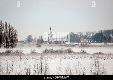 Pays-bas, Lopik, hameau appelé Huis Te Jaarsveld près de la rivière Lek. Inland barge cargo. L'hiver Banque D'Images