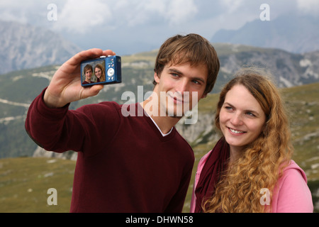 Jeune couple à prendre des photos comme un mémoire sur la maison de vacances Banque D'Images