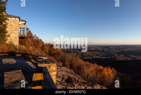 Visitors Center et Vista à partir du haut de la Roche Noire donnent sur la montagne au coucher du soleil près de Clayton, la Géorgie. USA Banque D'Images