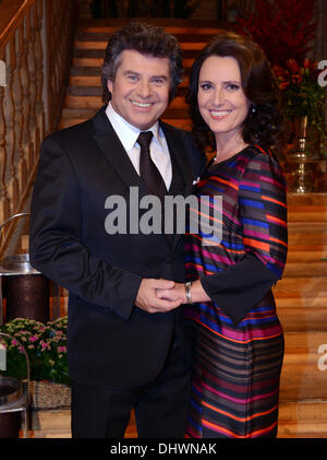 Dpa-exclusif - Austrian animateur de télévision et chanteur Andy Borg (L) et sa femme Birgit sourire et poser lors d'une répétition pour le spectacle de musique de télévision ARD-usikantenstadl «' à Bâle, en Suisse, le 14 novembre 2013. Photo : Patrick Seeger/dpa Banque D'Images