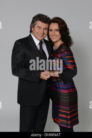 Dpa-exclusif - Austrian animateur de télévision et chanteur Andy Borg (L) et sa femme Birgit sourire et poser lors d'une répétition pour le spectacle de musique de télévision ARD-usikantenstadl «' à Bâle, en Suisse, le 14 novembre 2013. Photo : Patrick Seeger/dpa Banque D'Images