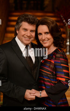 Dpa-exclusif - Austrian animateur de télévision et chanteur Andy Borg (L) et sa femme Birgit sourire et poser lors d'une répétition pour le spectacle de musique de télévision ARD-usikantenstadl «' à Bâle, en Suisse, le 14 novembre 2013. Photo : Patrick Seeger/dpa Banque D'Images