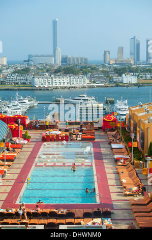 États-unis d'Amérique New Jersey NJ Atlantic City skyline view from the Golden Nugget Hotel and Casino Resort donnant sur la piscine Banque D'Images