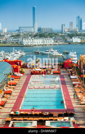 États-unis d'Amérique New Jersey NJ Atlantic City skyline view from the Golden Nugget Hotel and Casino Resort donnant sur la piscine Banque D'Images