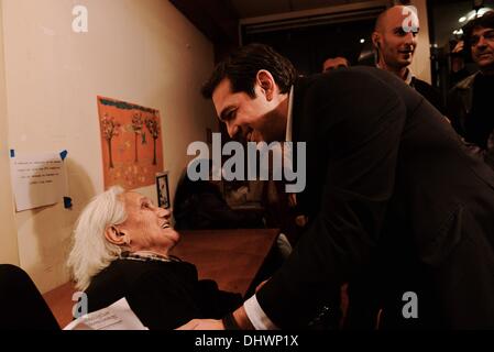 Thessalonique, Grèce. 14Th Nov, 2013. Alexis Tsipras parle à une vieille femme qui est venu à la télévision publique en bureaux pour le voir. Alexis Tsipras, chef de l'aile gauche du parti grec SYRIZA a visité les bureaux de la télévision publique à Thessalonique pour exprimer son soutien à la télévision publique les employés. Le bâtiment est occupé par les employés de la télévision depuis juin Crédit : Giannis Papanikos/NurPhoto ZUMAPRESS.com/Alamy/Live News Banque D'Images