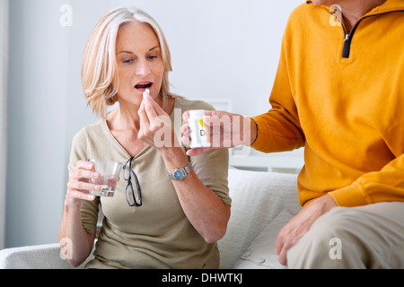 Les cadres supérieurs de prendre des médicaments Banque D'Images