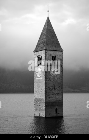 Le haut de l'ancien clocher de Curon Venosta village - Italie - émerge de l'eau Banque D'Images