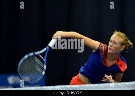 Manchester, UK. 15 novembre 2013. Anna Smith ( Grande Bretagne) est en action au cours de son quart de finale défaite par 5-7, 0-6 par Natalia Vajdova (Slovaquie) dans l'Aegon-GO tournoi Pro-Series à Manchester Centre de tennis. Aegon GO Tennis Pro-Series Manchester, UK 15 novembre 2013 Crédit : John Fryer/Alamy Live News Banque D'Images