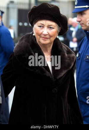 Bruxelles, Belgique. 15 nov., 2013. La Reine Paola de Belgique arrive pour le Te Deum à la Cathédrale de Saint Michel et Gudule, à l'occasion de la journée du Roi à Bruxelles, Belgique, 15 novembre 2013. Photo : PRE/ Albert Ph. van der Werf/dpa/Alamy Live News Banque D'Images