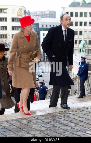 Bruxelles, Belgique. 15 nov., 2013. Belgique La Princesse Astrid et de l'Archiduc Lorenz d'Autriche arrivent à la Cathédrale de Saint Michel et Gudule, à l'occasion de la journée du Roi à Bruxelles, Belgique, 15 novembre 2013. Photo : PRE/ Albert Ph. van der Werf/dpa/Alamy Live News Banque D'Images