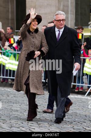 Bruxelles, Belgique. 15 nov., 2013. Belgique Le Prince Laurent et la Princesse Claire arrive à la Cathédrale de Saint Michel et Gudule, à l'occasion de la journée du Roi à Bruxelles, Belgique, 15 novembre 2013. Photo : PRE/ Albert Ph. van der Werf/dpa/Alamy Live News Banque D'Images