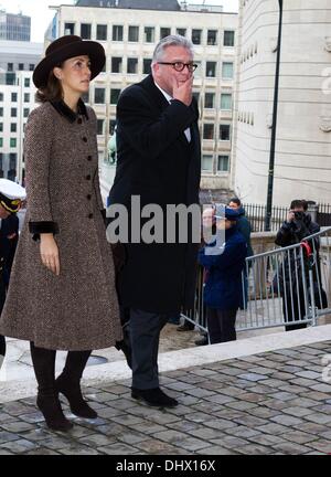 Bruxelles, Belgique. 15 nov., 2013. Belgique Le Prince Laurent et la Princesse Claire arrive à la Cathédrale de Saint Michel et Gudule, à l'occasion de la journée du Roi à Bruxelles, Belgique, 15 novembre 2013. Photo : PRE/ Albert Ph. van der Werf/dpa/Alamy Live News Banque D'Images