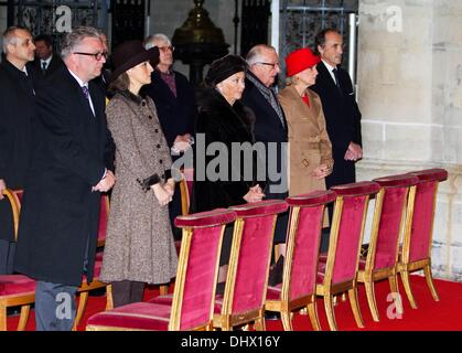 Bruxelles, Belgique. 15 nov., 2013. Belgique Le Prince Laurent, la Princesse Claire, la Reine Paola, le Roi Albert II, la Princesse Astrid et de l'Archiduc Lorenz assister à une messe à la Cathédrale de Saint Michel et Gudule, à l'occasion de la journée du Roi à Bruxelles, Belgique, 15 novembre 2013. Photo : PRE/ Albert Ph. van der Werf/dpa/Alamy Live News Banque D'Images